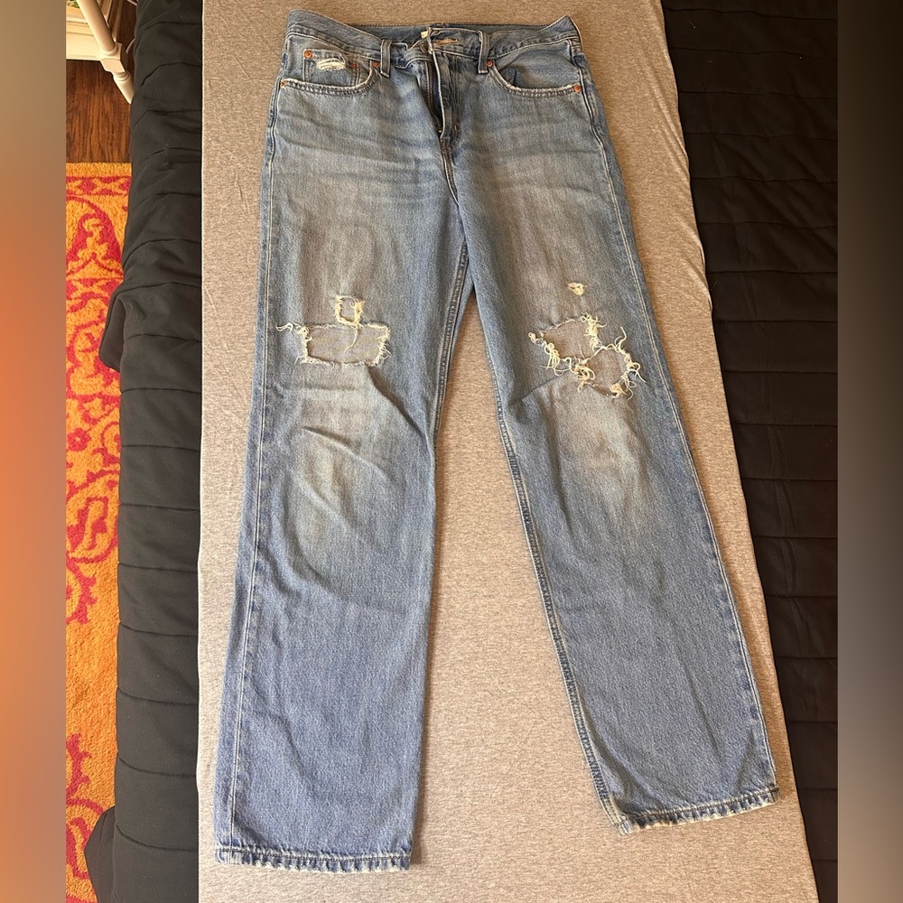 Classic women’s Levi’s low pro straight jeans.